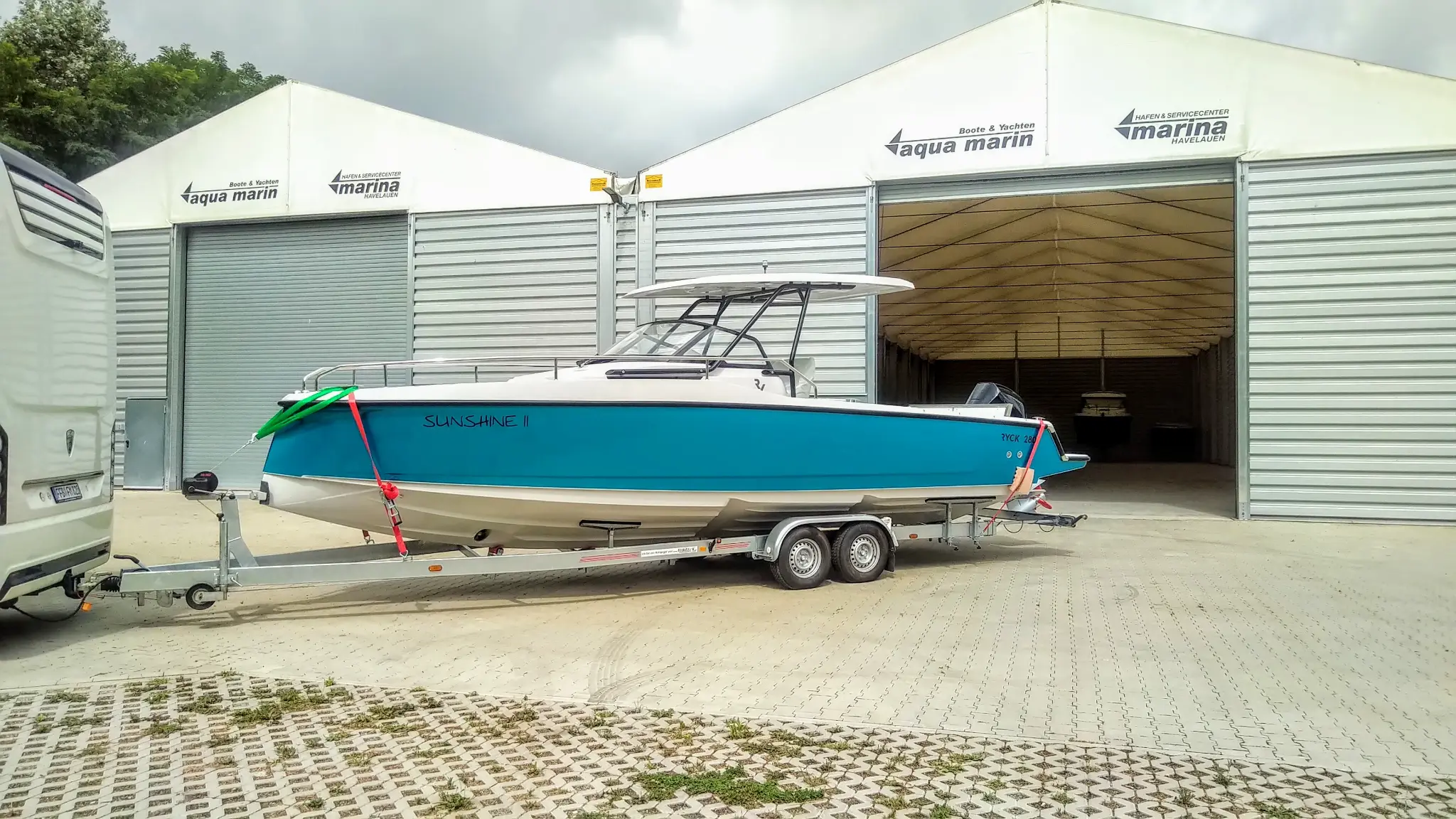 Ryck 280 Bootsfolierung Gesamtansicht – Türkise Rumpffolierung Motorboot Deutschland