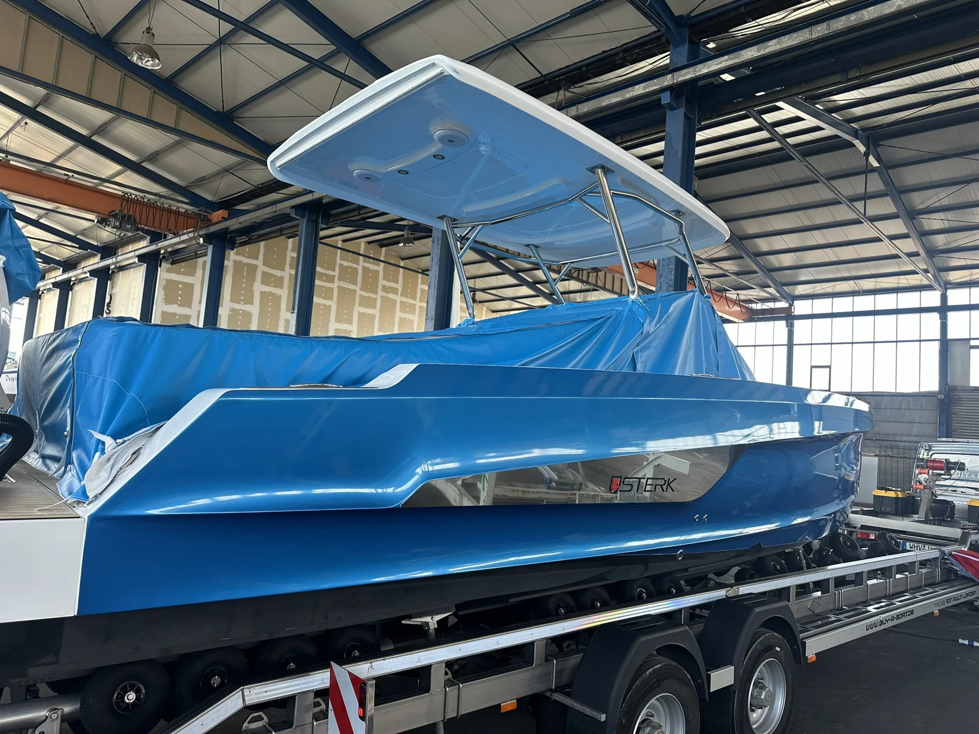 Blue motorboat – bow and helm – Yacht-Folie project gallery