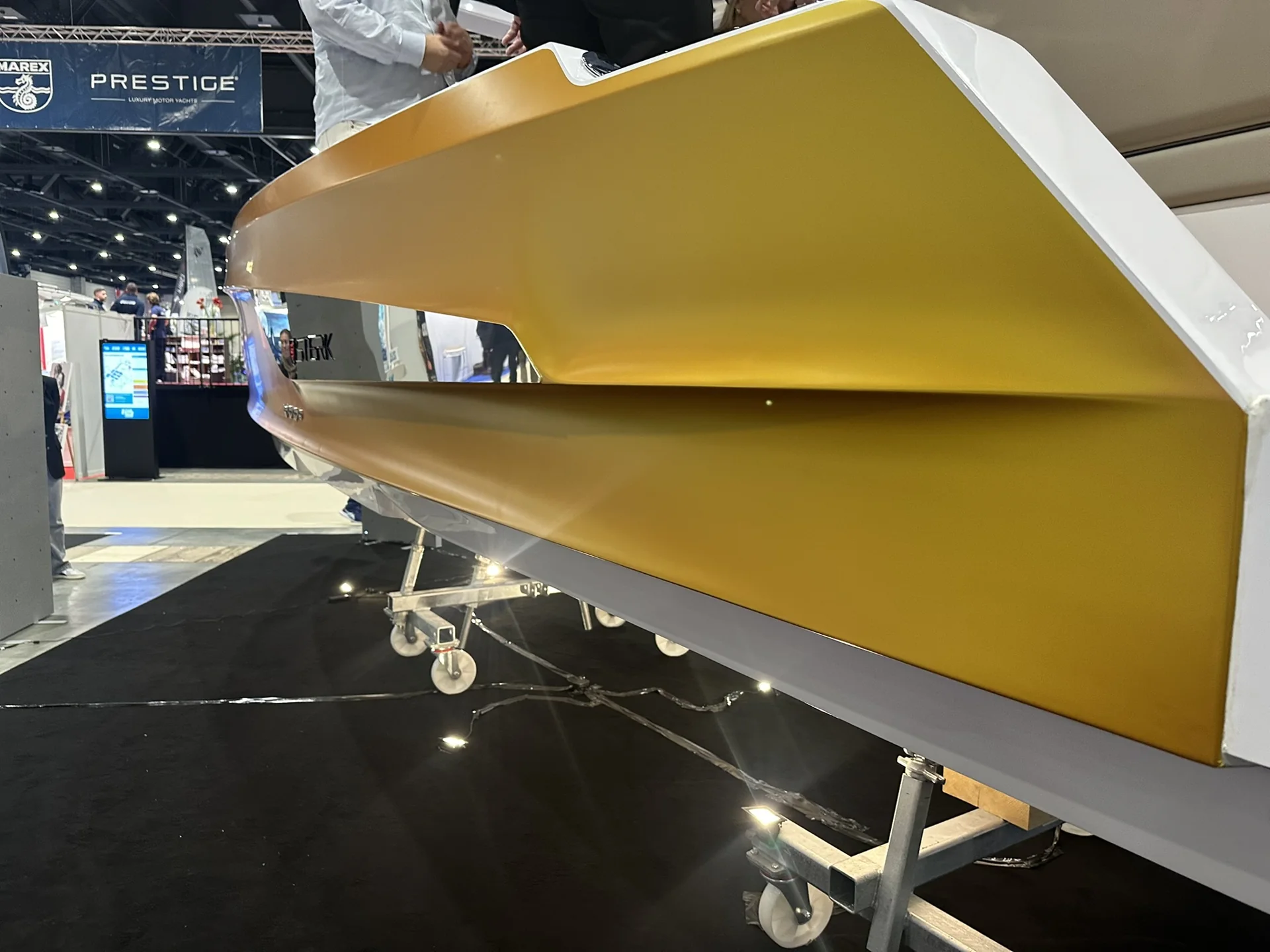 Yellow hull – detail view – Yacht-Folie project gallery