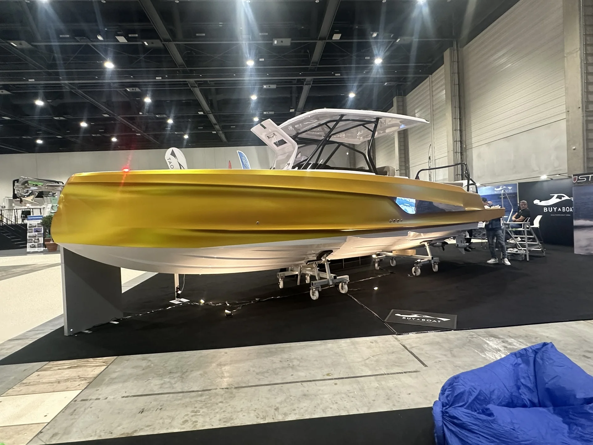 Yellow motorboat – side view – Yacht-Folie project gallery
