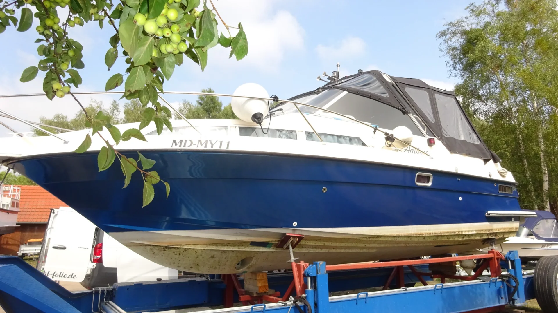 Blue hull – side view ashore – Yacht-Folie project gallery