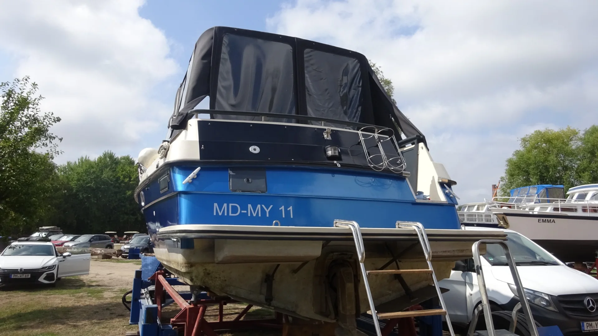 Blue hull – stern view – Yacht-Folie project gallery