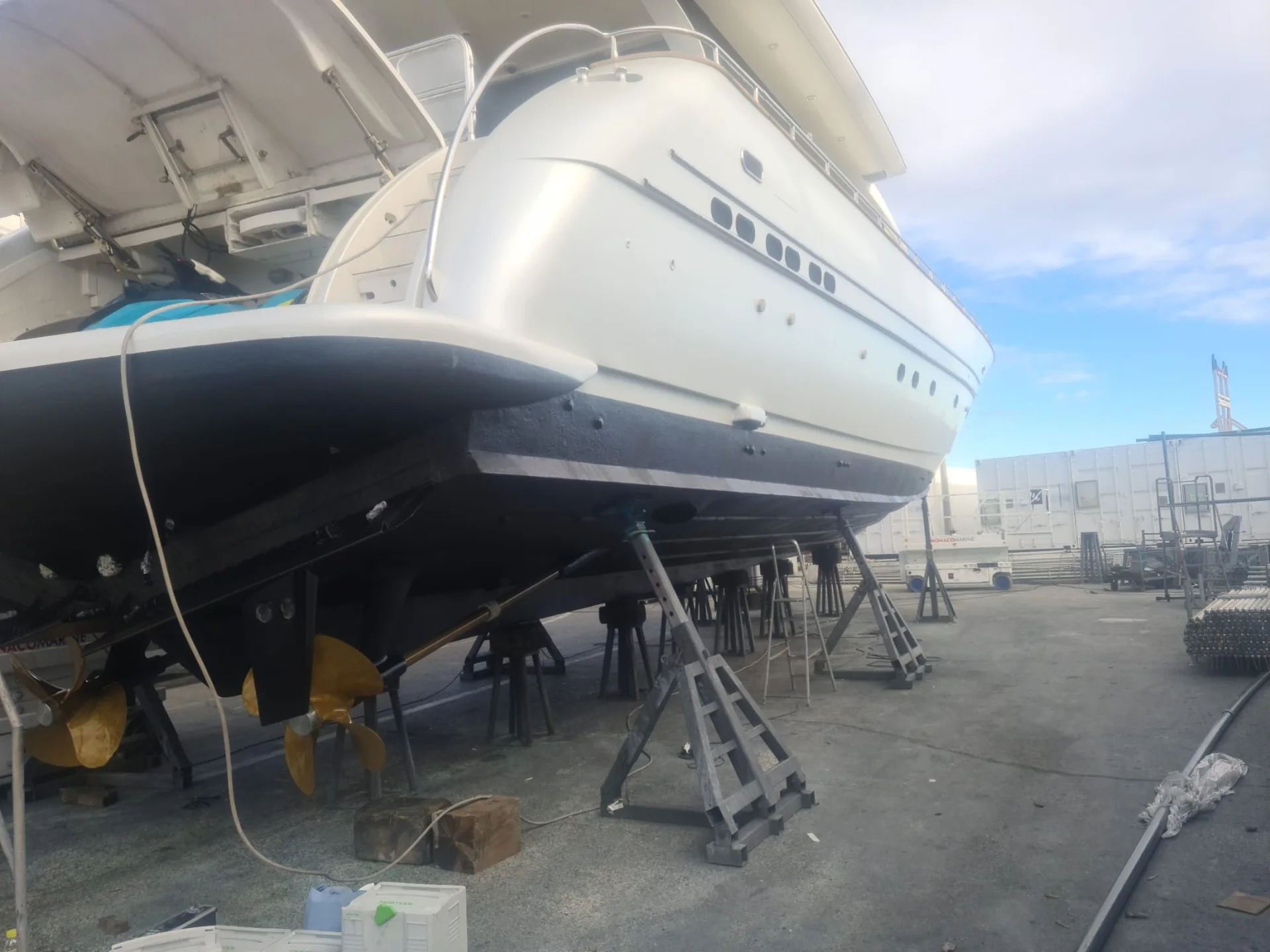Yacht ashore – stern perspective – Yacht-Folie project gallery