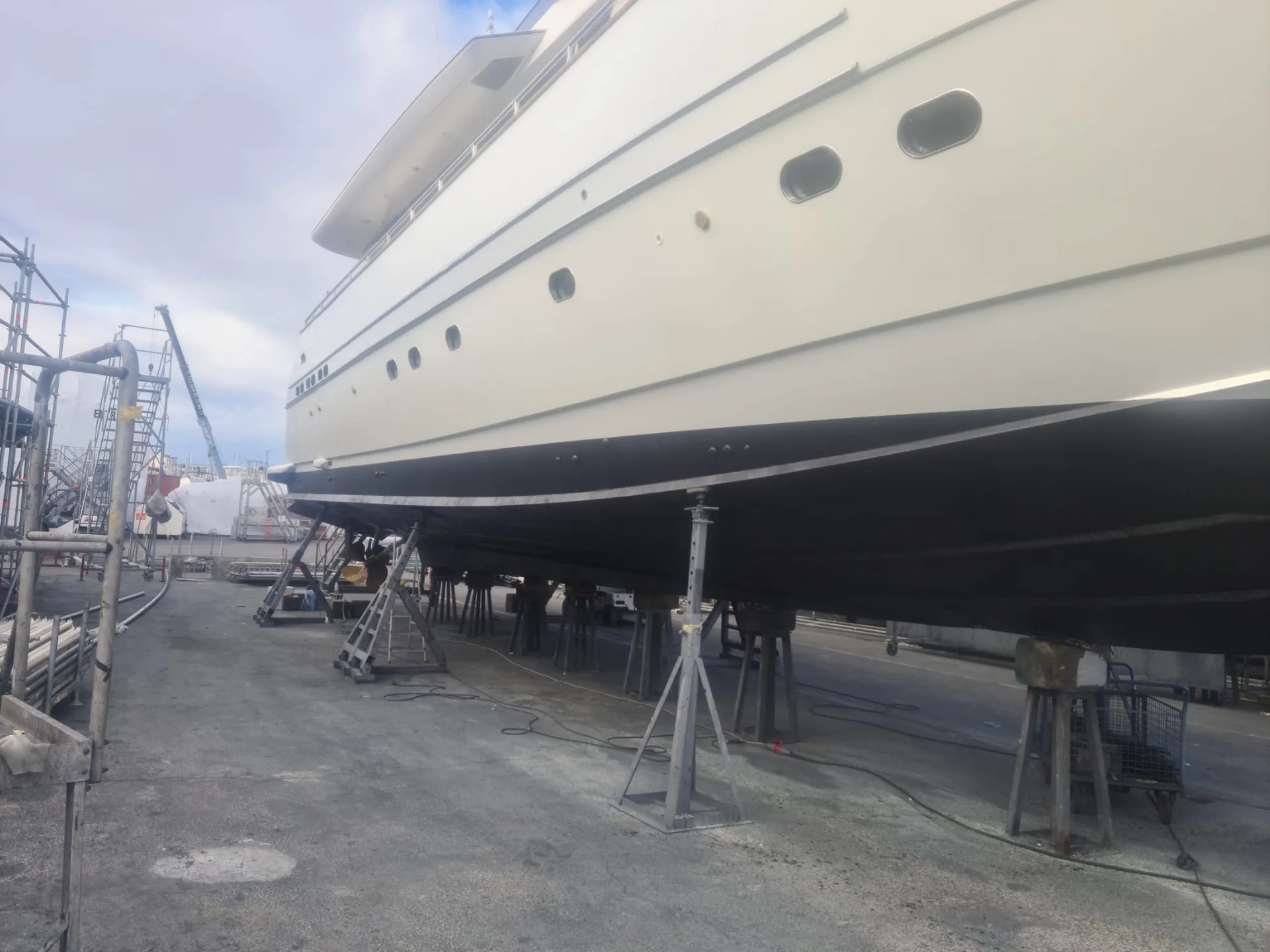 Yacht ashore – side view – Yacht-Folie project gallery