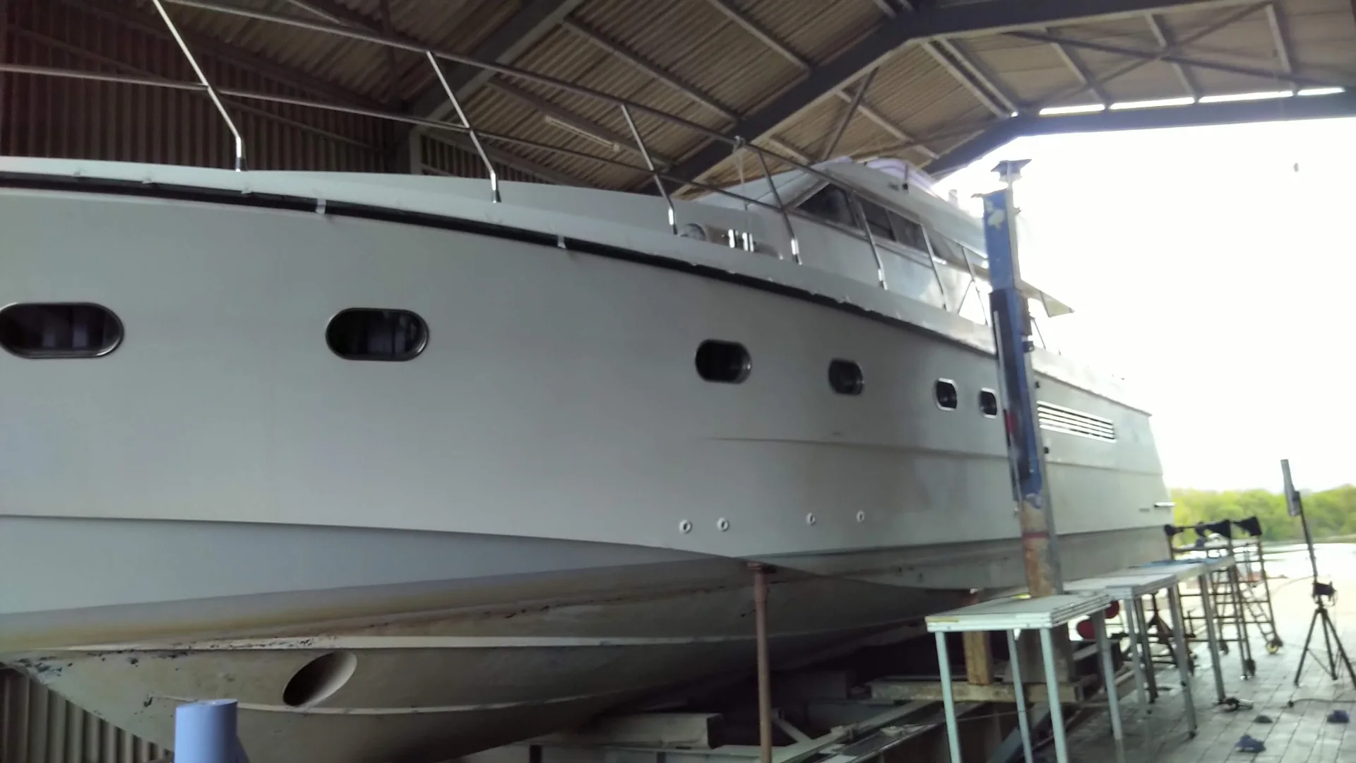 Light-coloured yacht hull – side view – Yacht-Folie project gallery