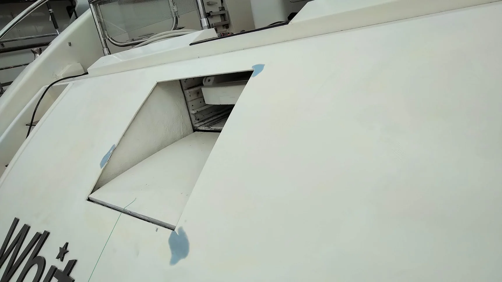 Surface at a hull edge – Yacht-Folie project gallery