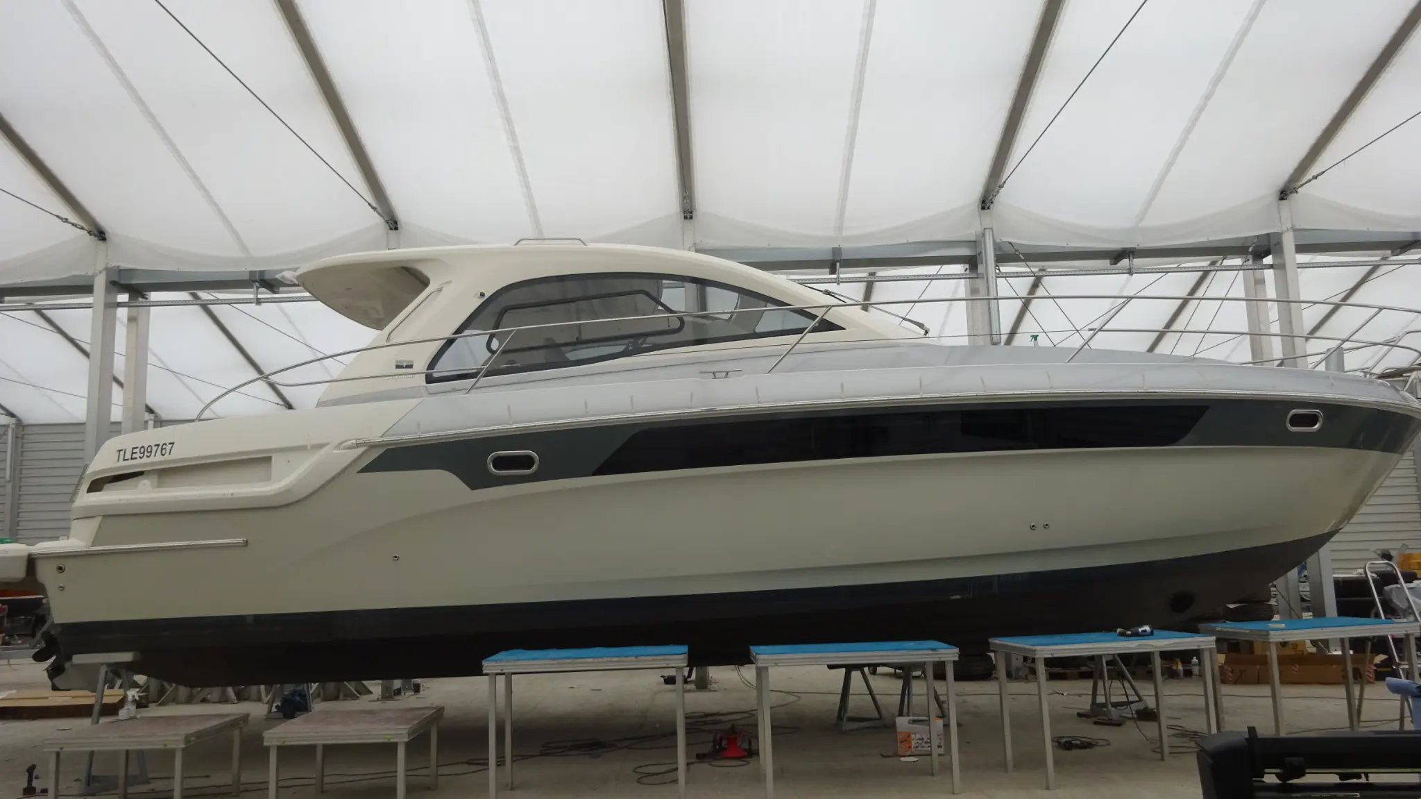 Bavaria 44 HT Yachtfolierung Seitenansicht – Grau Weiß Komplettfolierung Werkstatt Deutschland