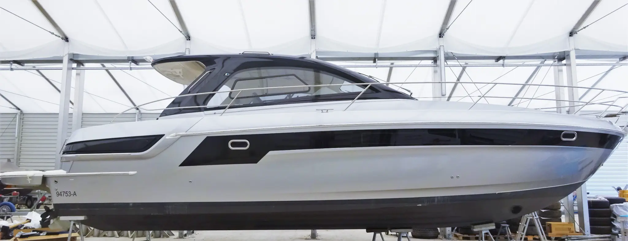 Bavaria 44 HT Yachtfolierung Heckansicht – Komplettfolierung Werkstatt Deutschland