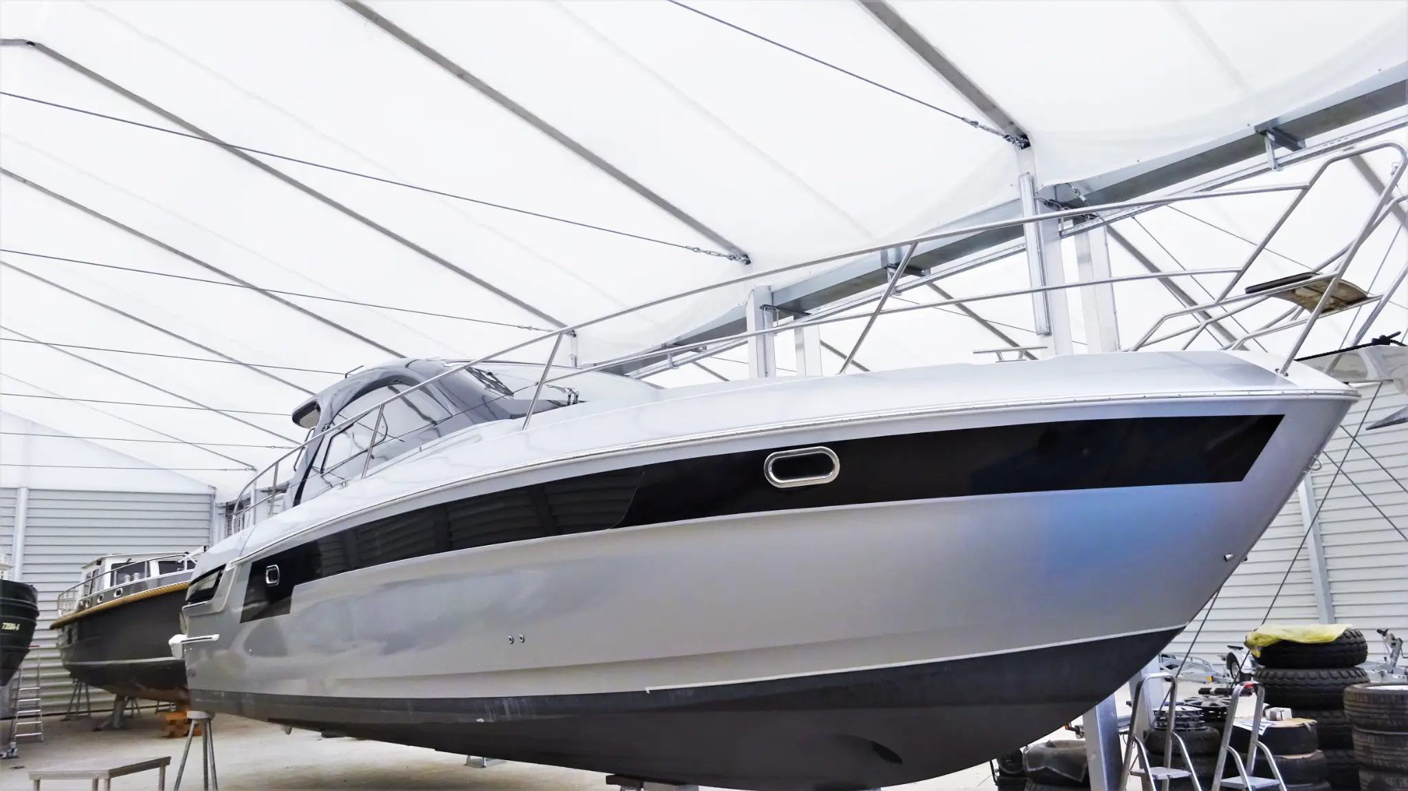 Bavaria 44 HT Yachtfolierung Gesamtansicht – Komplettfolierung Grau Motorsegelyacht Deutschland