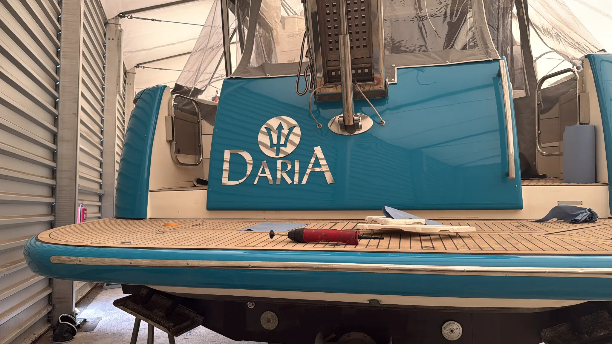 DARIA Yacht Bootsbeschriftung – türkis-blaue Beschriftung mit Trident-Logo