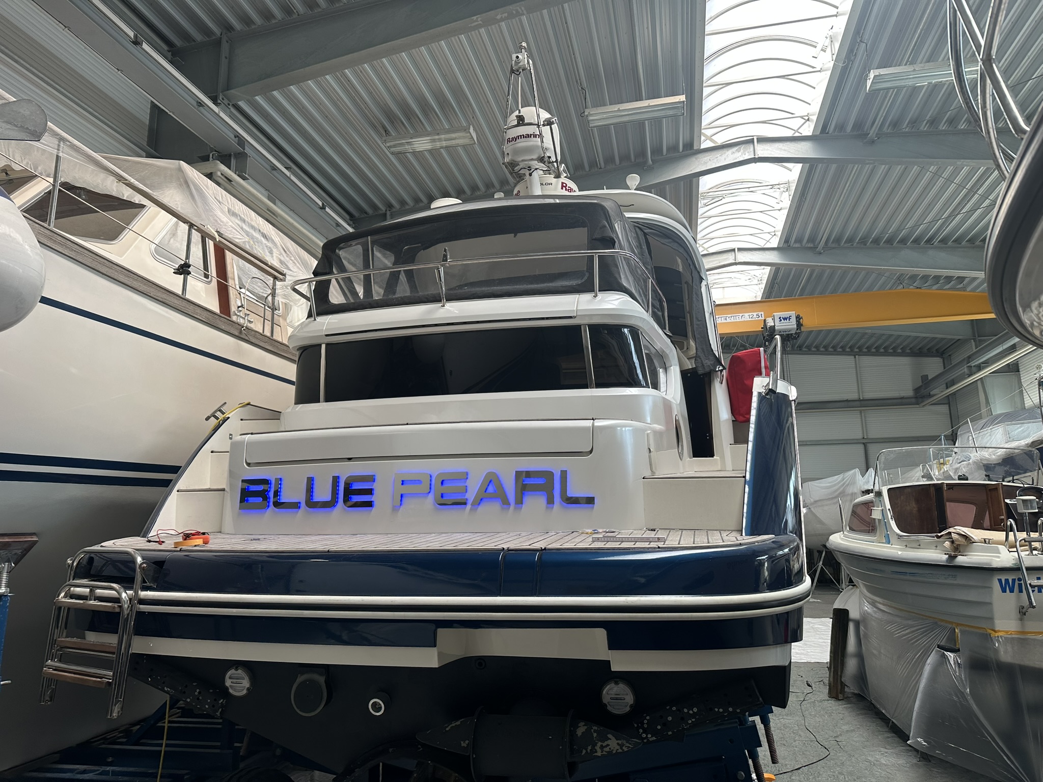BLUE PEARL Yacht Bootsbeschriftung – blaue Beschriftung auf weißem Rumpf