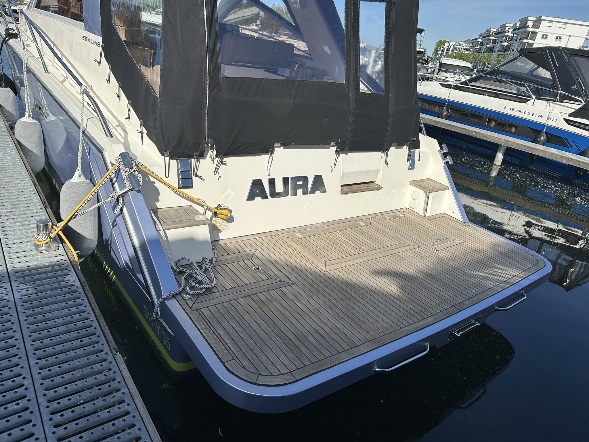 AURA Yacht Bootsbeschriftung von oben – Heckbereich mit Beschriftung