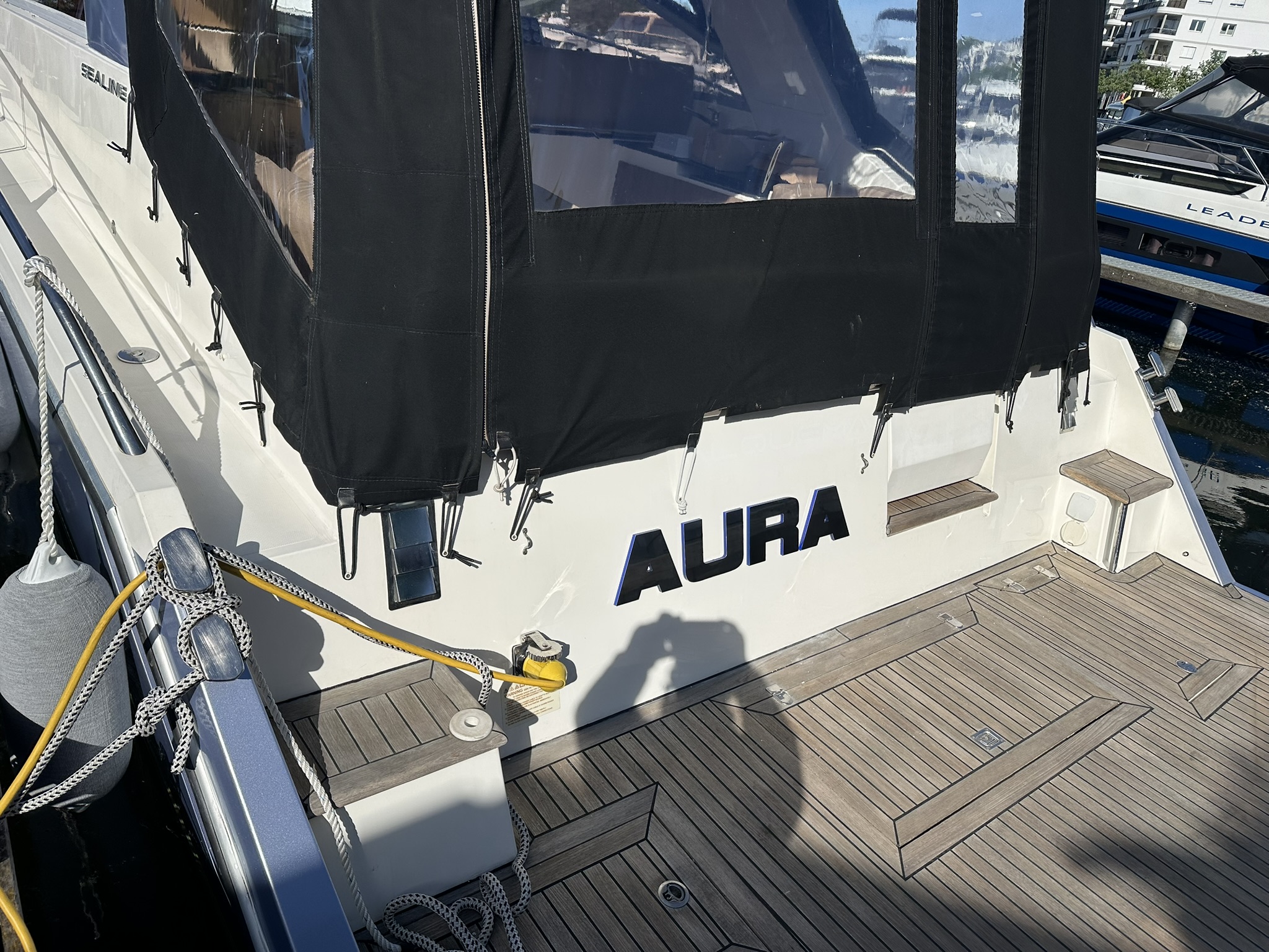 AURA Yacht Bootsbeschriftung – dunkle Beschriftung auf weißem Rumpf
