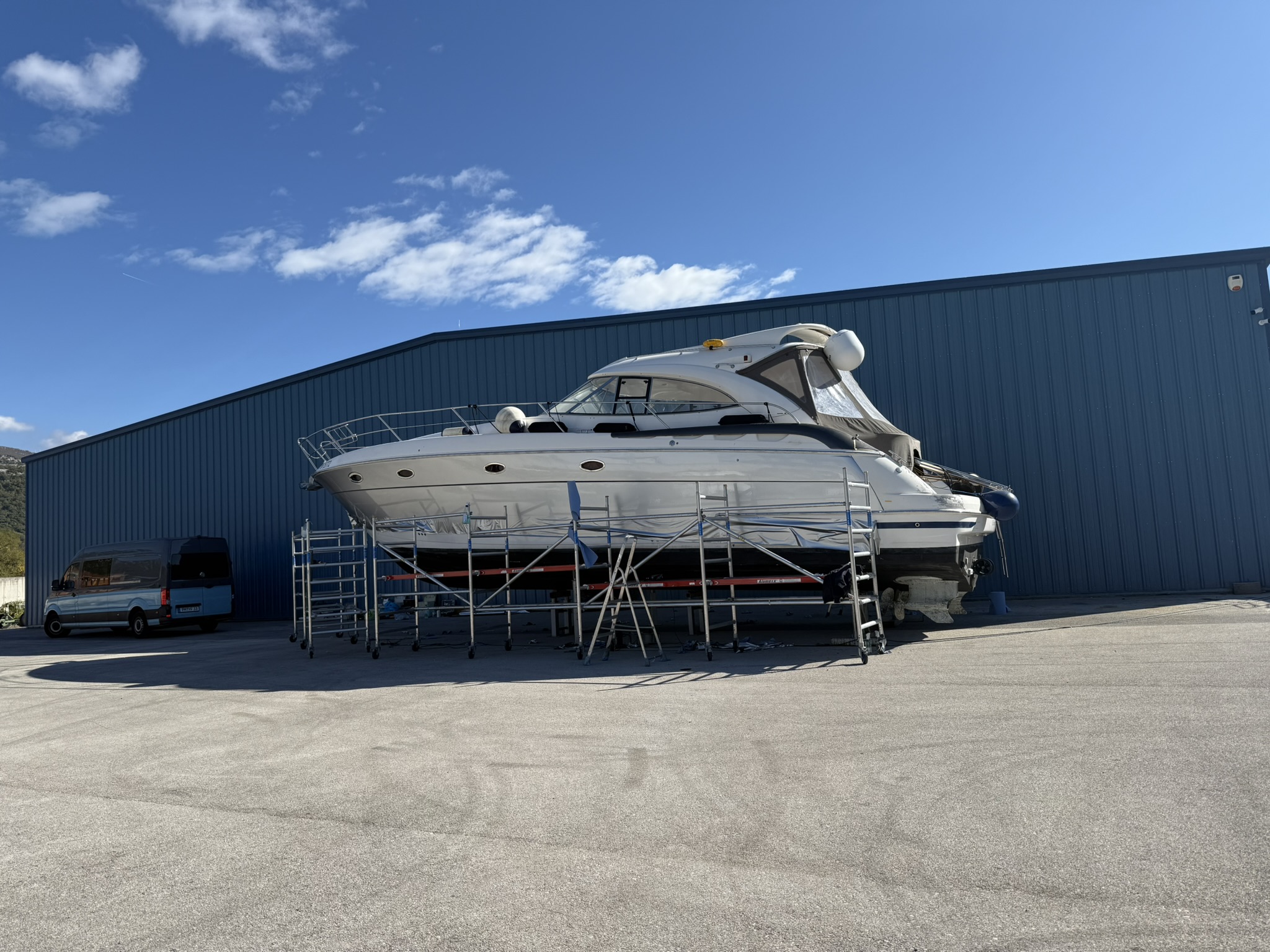 Bavaria 42 HT Silver Metallic - Gesamtansicht in der Werft mit perfektem Finish
