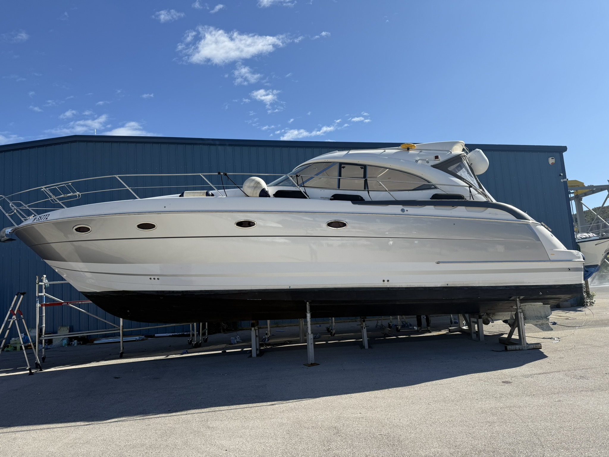 Bavaria 42 HT Silver Metallic - Vollständige Yacht mit glänzender Metallic-Folierung