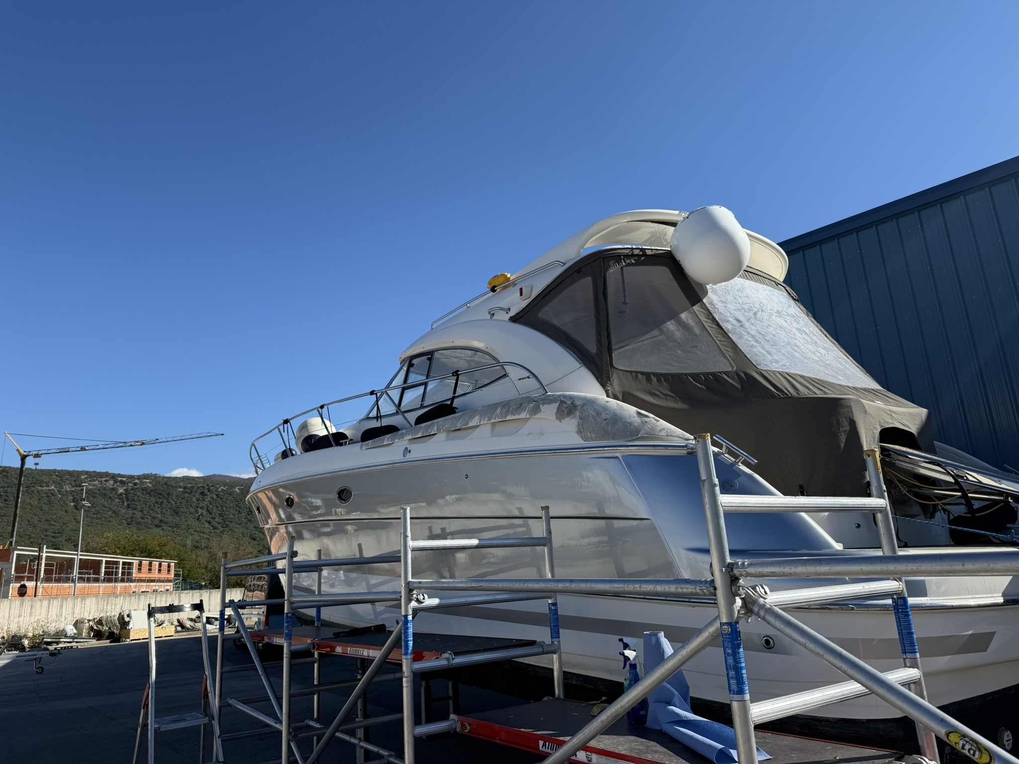 Bavaria 42 HT Silver Metallic - Detailansicht Bug und Rumpf