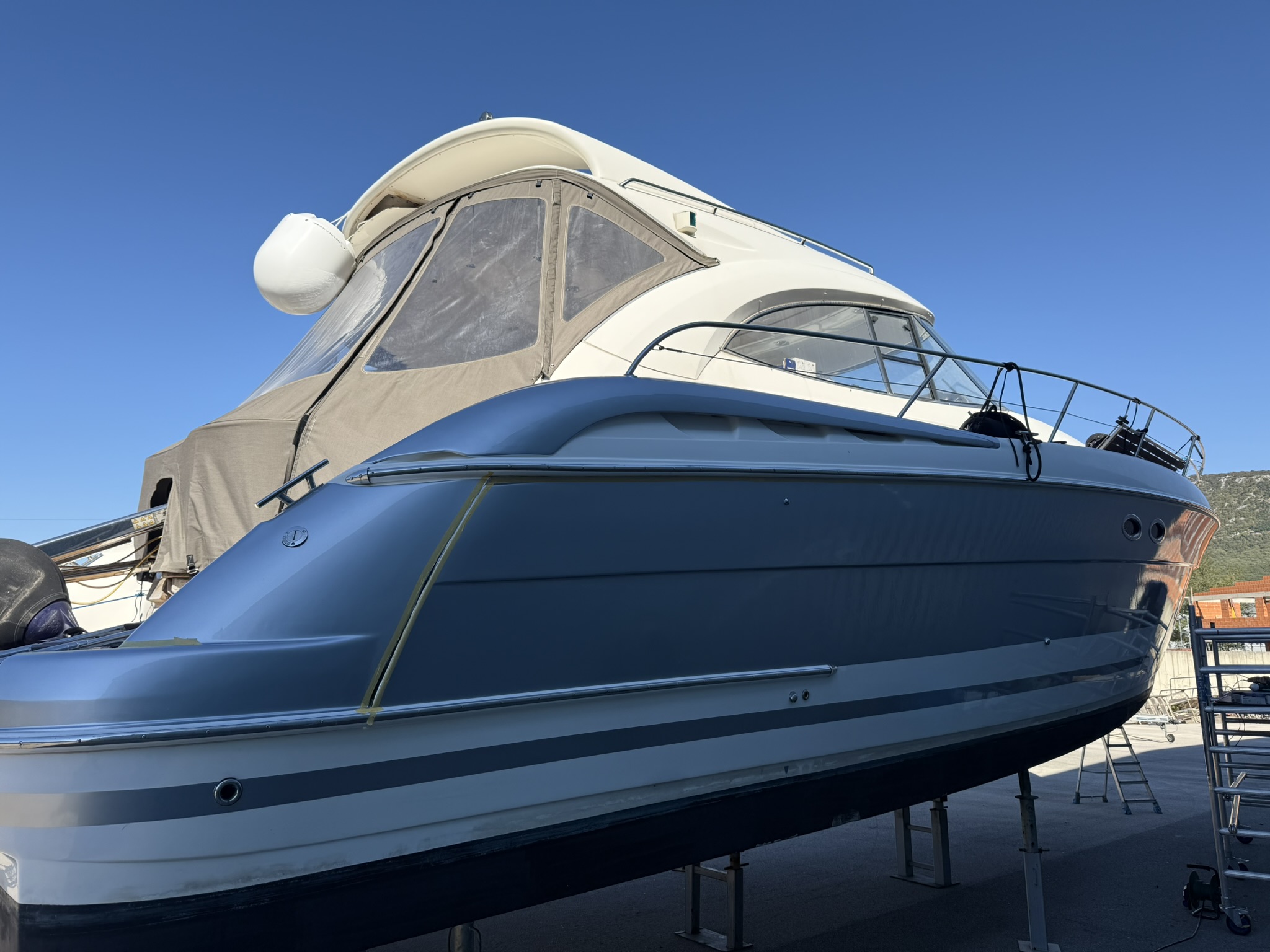 Bavaria 42 HT Silver Metallic - Detailaufnahme Rumpfprofil mit glänzender Oberfläche