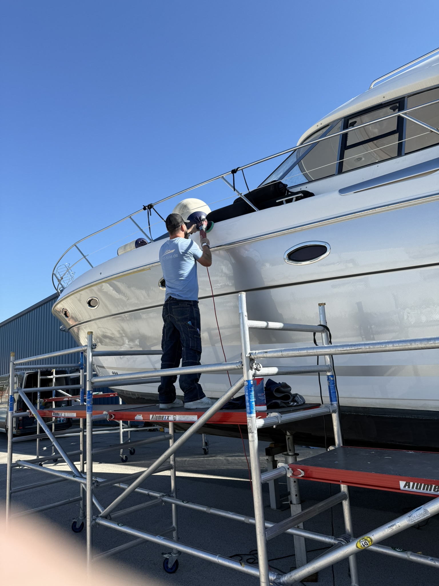 Bavaria 42 HT Silver Metallic - Arbeitsprozess mit Fachmann bei der Folierungsanwendung