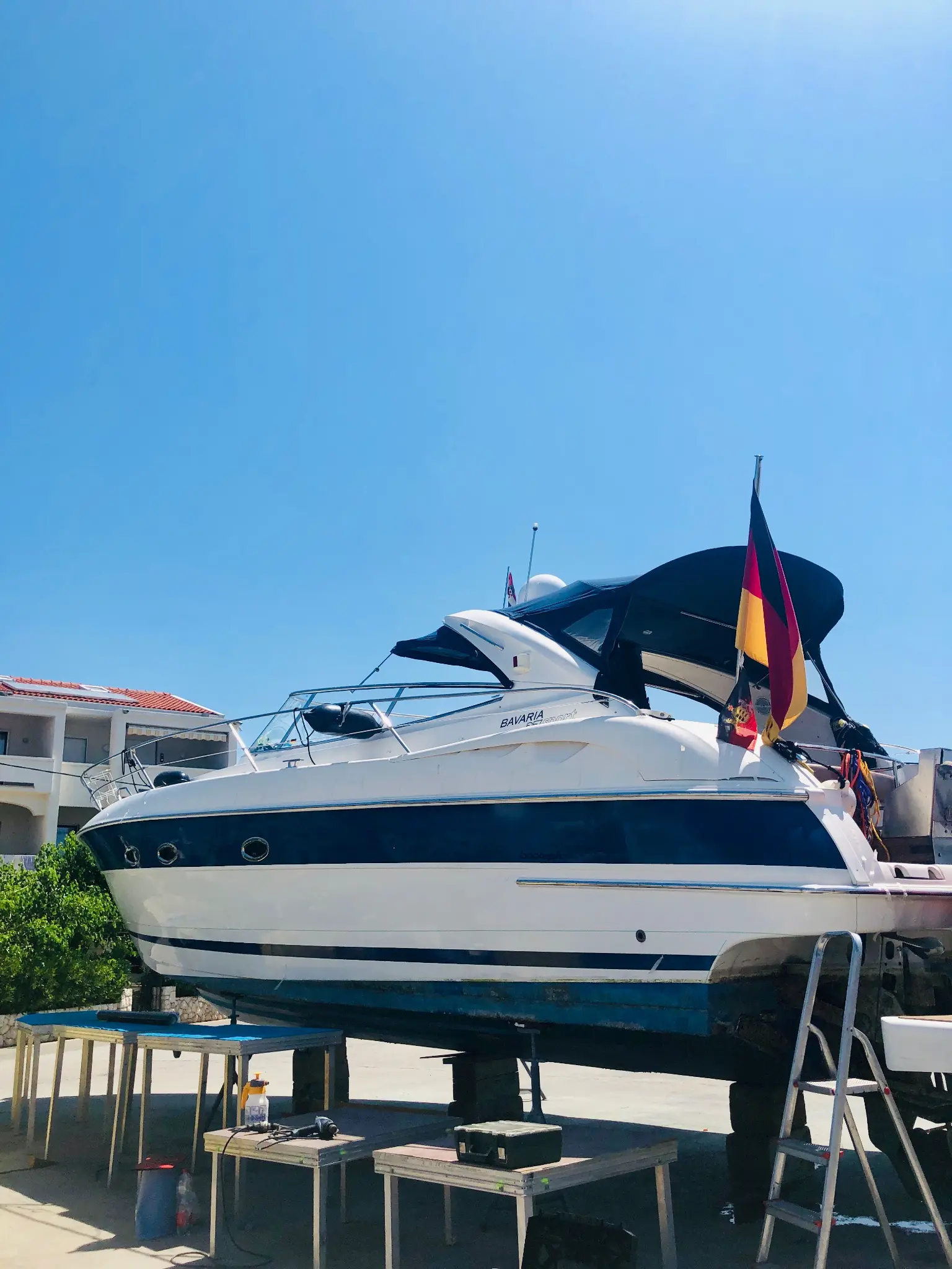 Bavaria 37 Teilfolierung vorher - Boot mit älterem, schmaleren Streifen