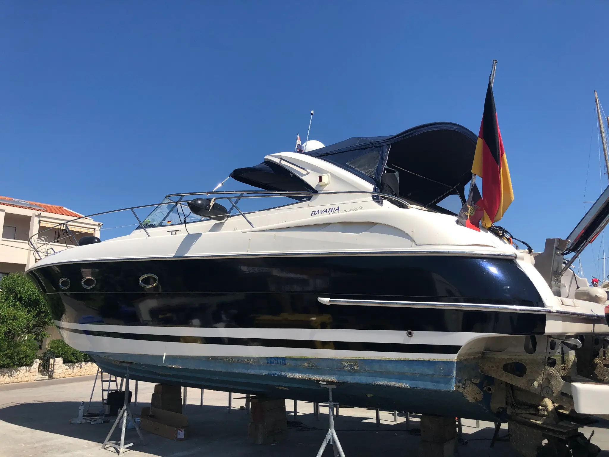 Bavaria 37 Teilfolierung nachher - Boot mit erneuerten, breiterem Streifen in Premium-Qualität