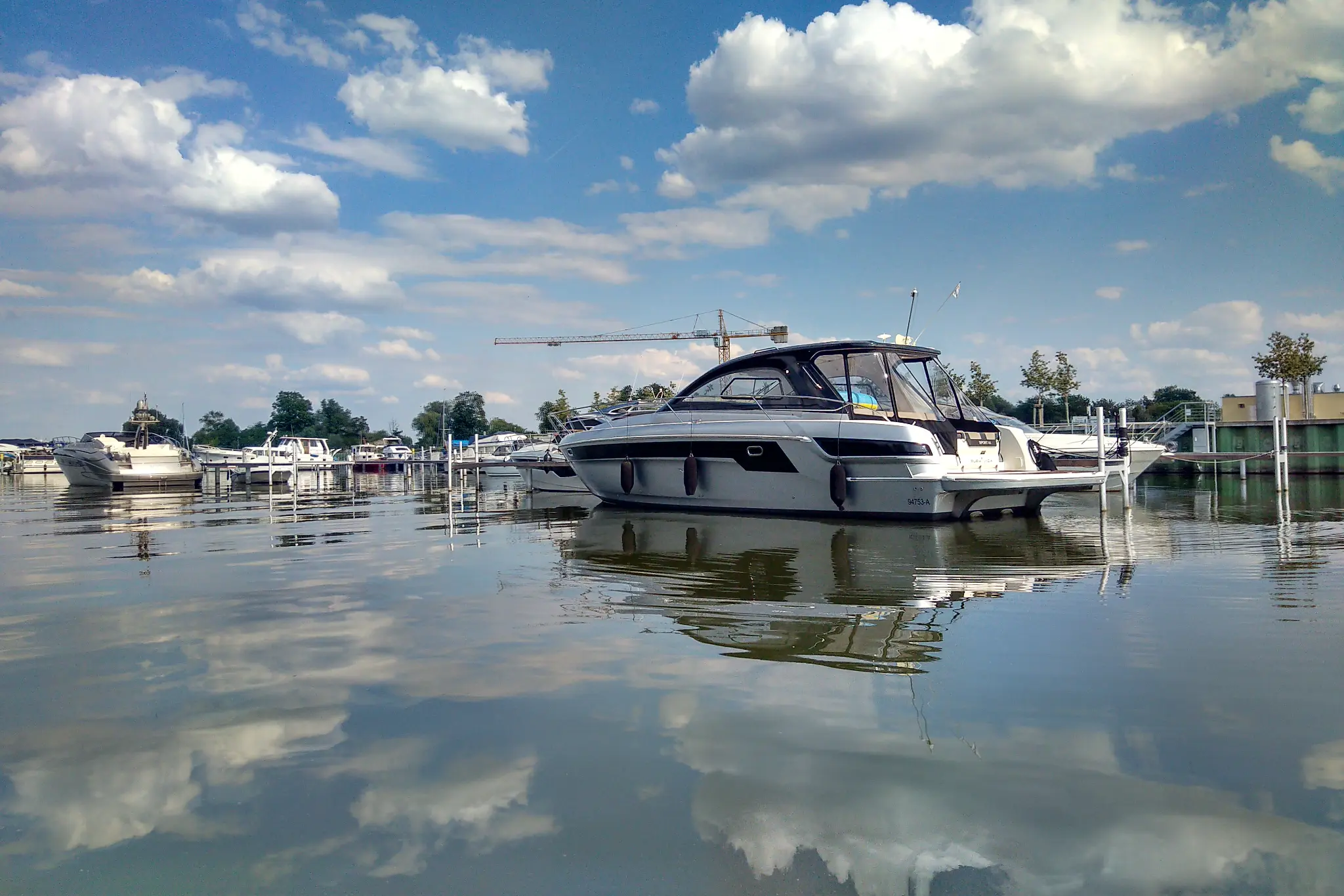 Bavaria 44 HT Yachtfolierung Marina Havelauen – Wasserreflexion Segelyacht Folie Brandenburg