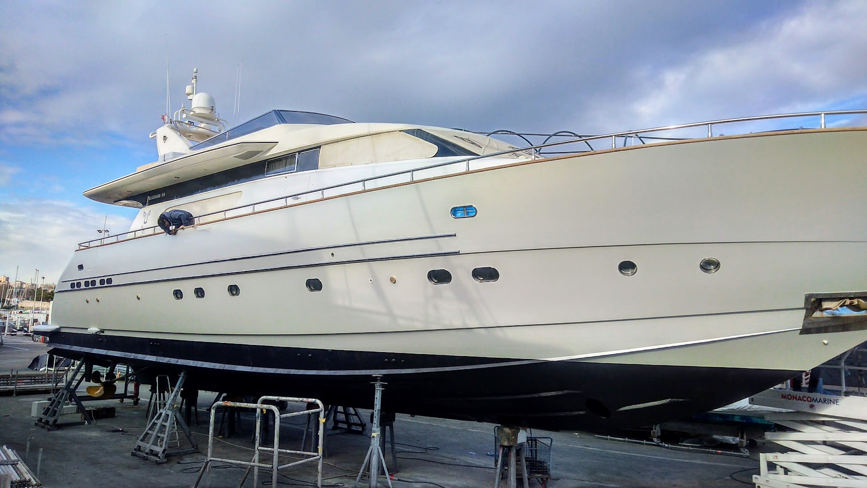 Leopard 24 m Satin Folierung - Rumpfdetail mit samtigem Glanzgrad