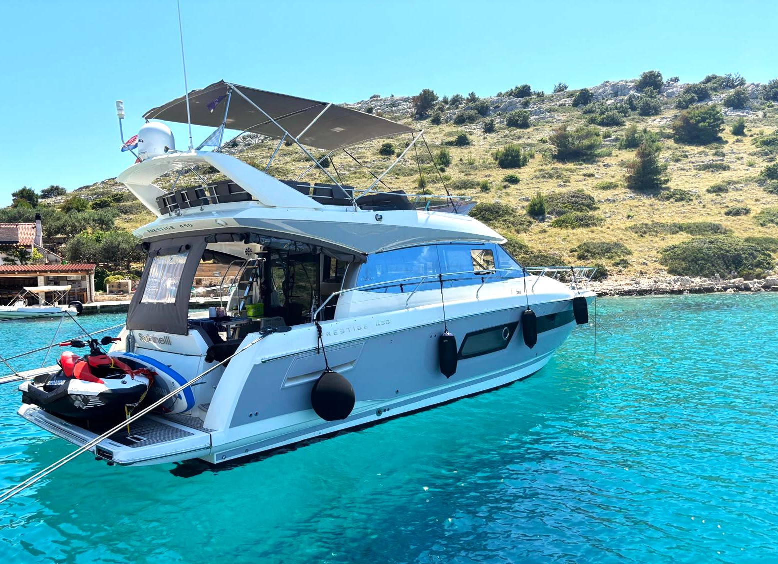 Prestige 450 Fly: yacht wrapping in Croatia