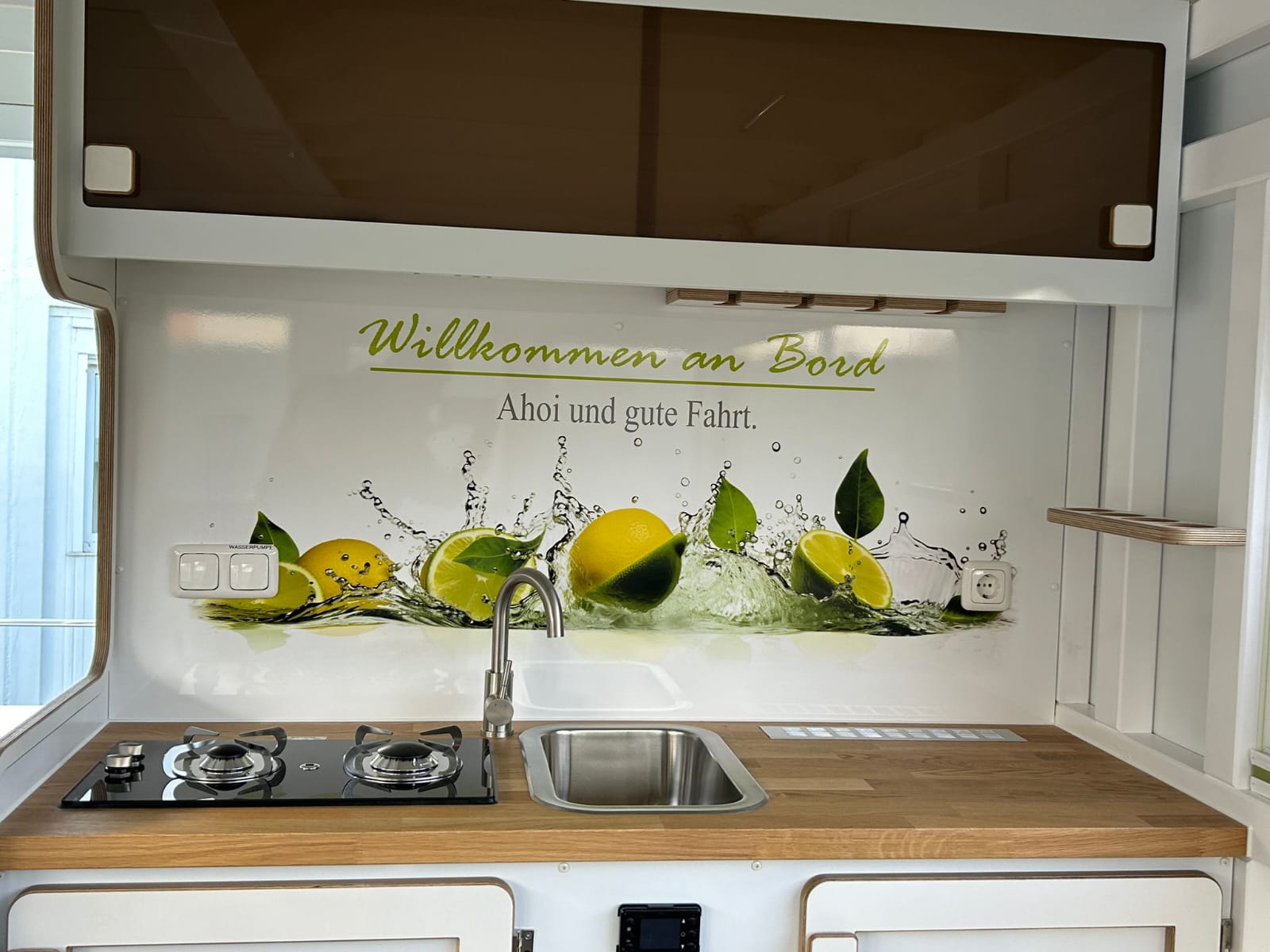 Houseboat kitchen rear wall with digital printing - Welcome on board with lemon motif