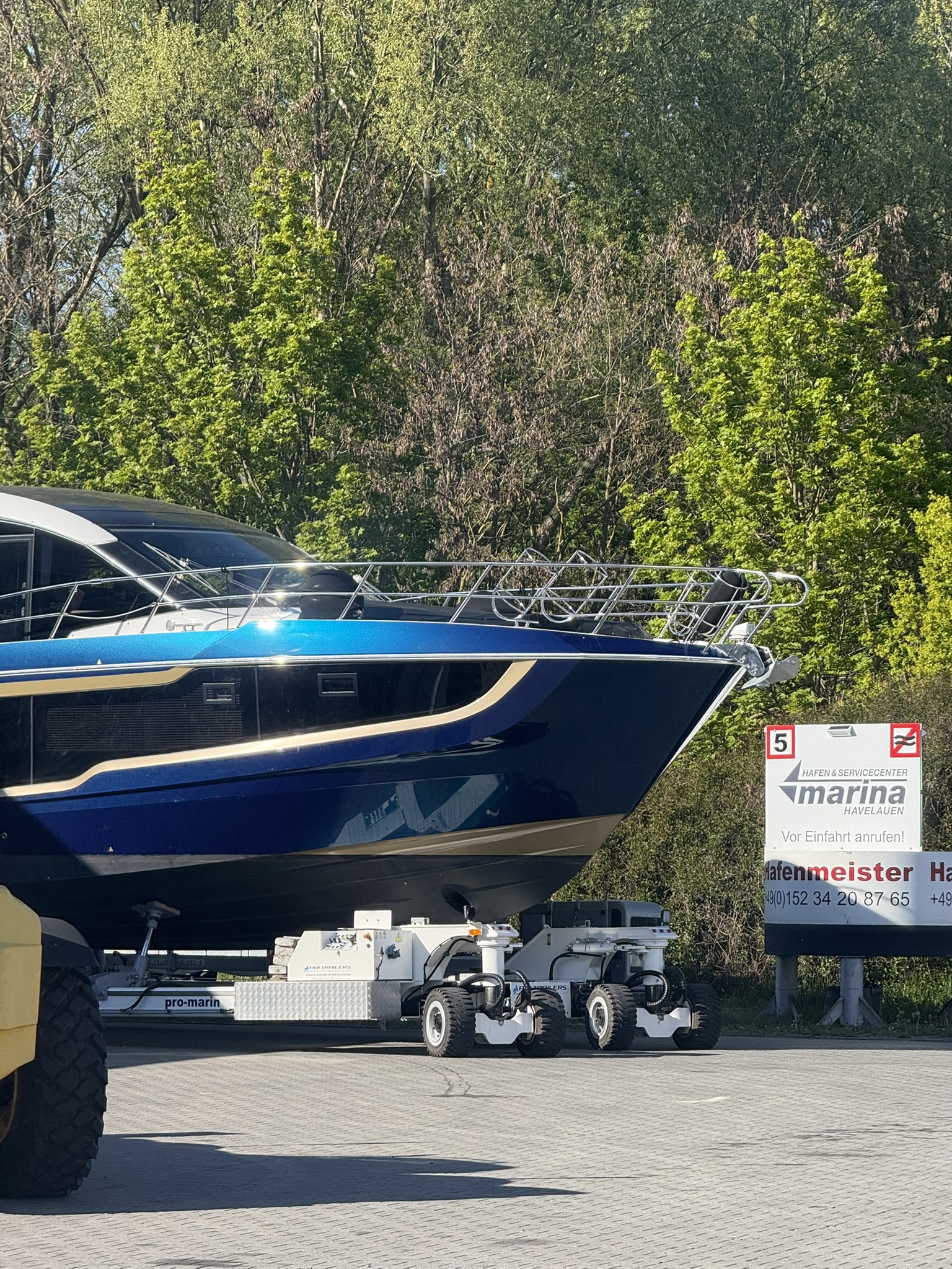 Galeon 450 HTC Yachtfolierung Frontansicht Transport – Motorboot Folie Deutschland