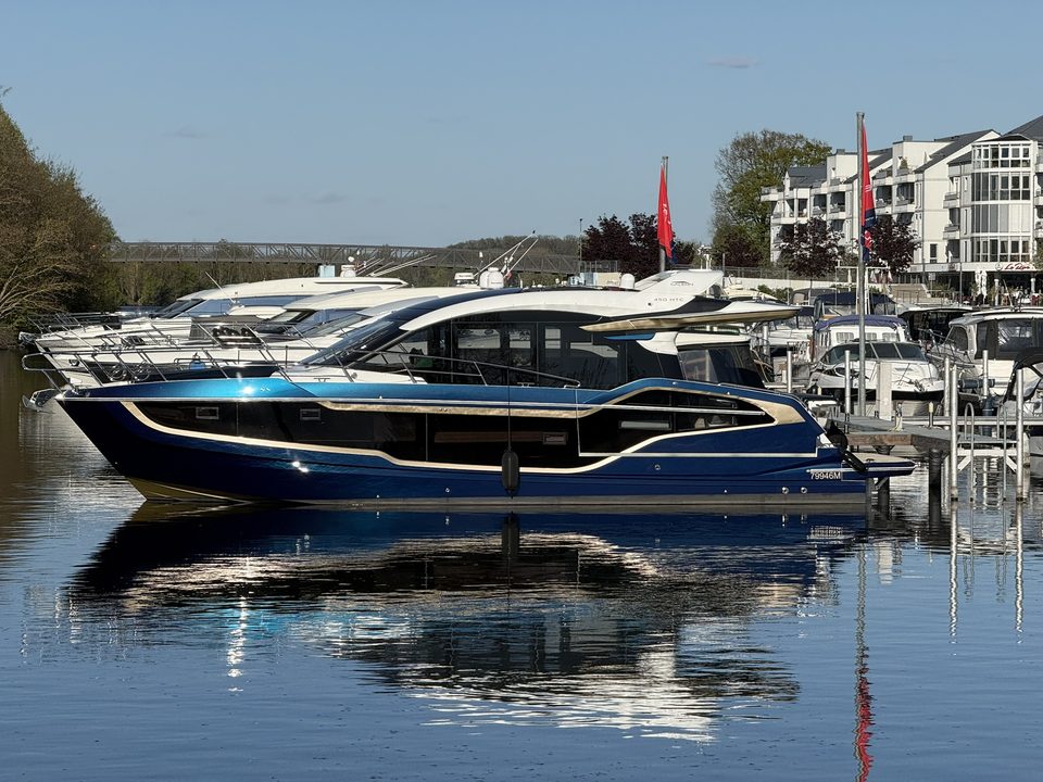 Galeon 450 HTC: Blau, Goldakzente und PPF