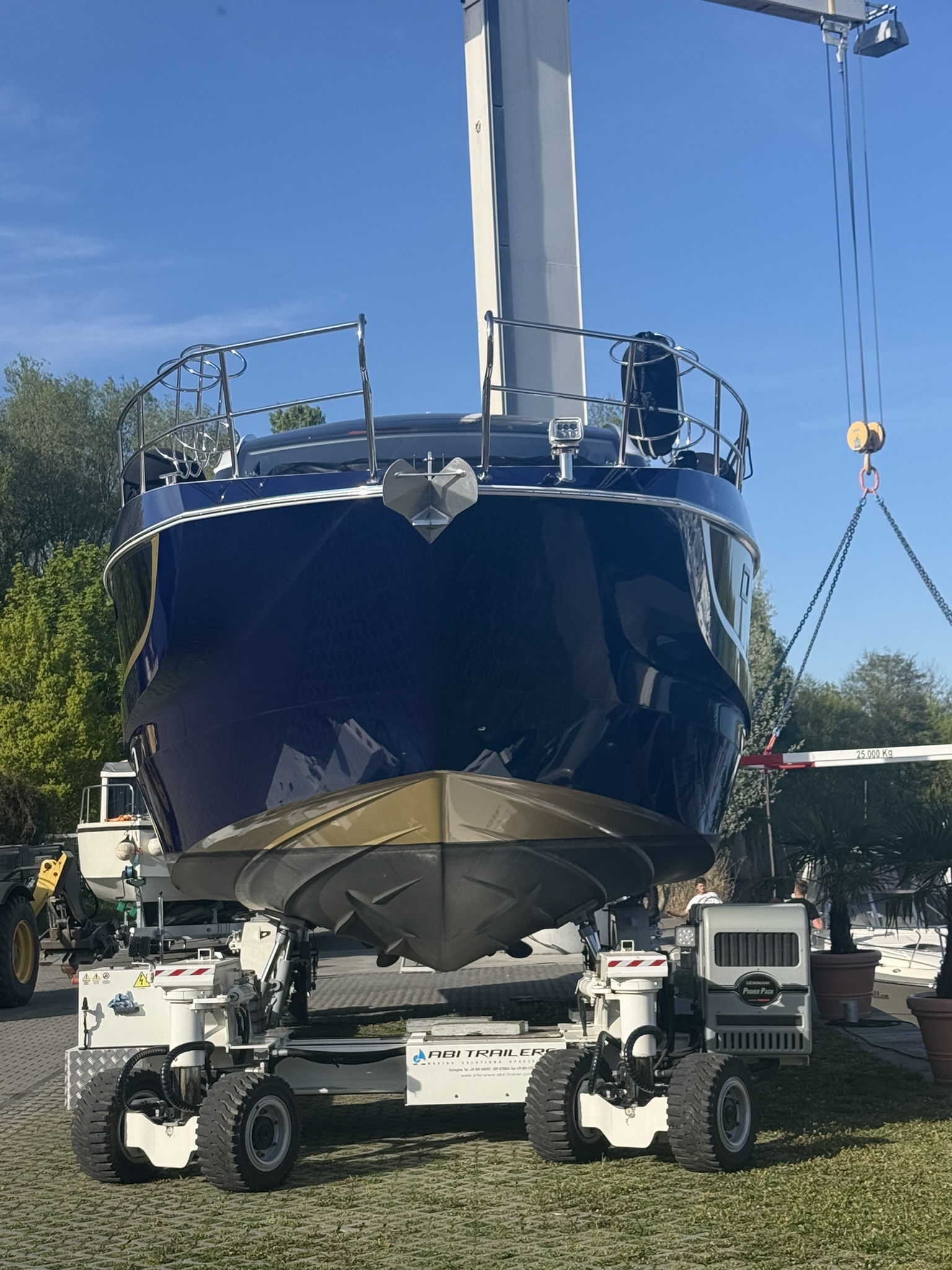 Galeon 450 HTC Yachtfolierung Heckansicht Kran – Motorboot Vollfolierung Blau Deutschland