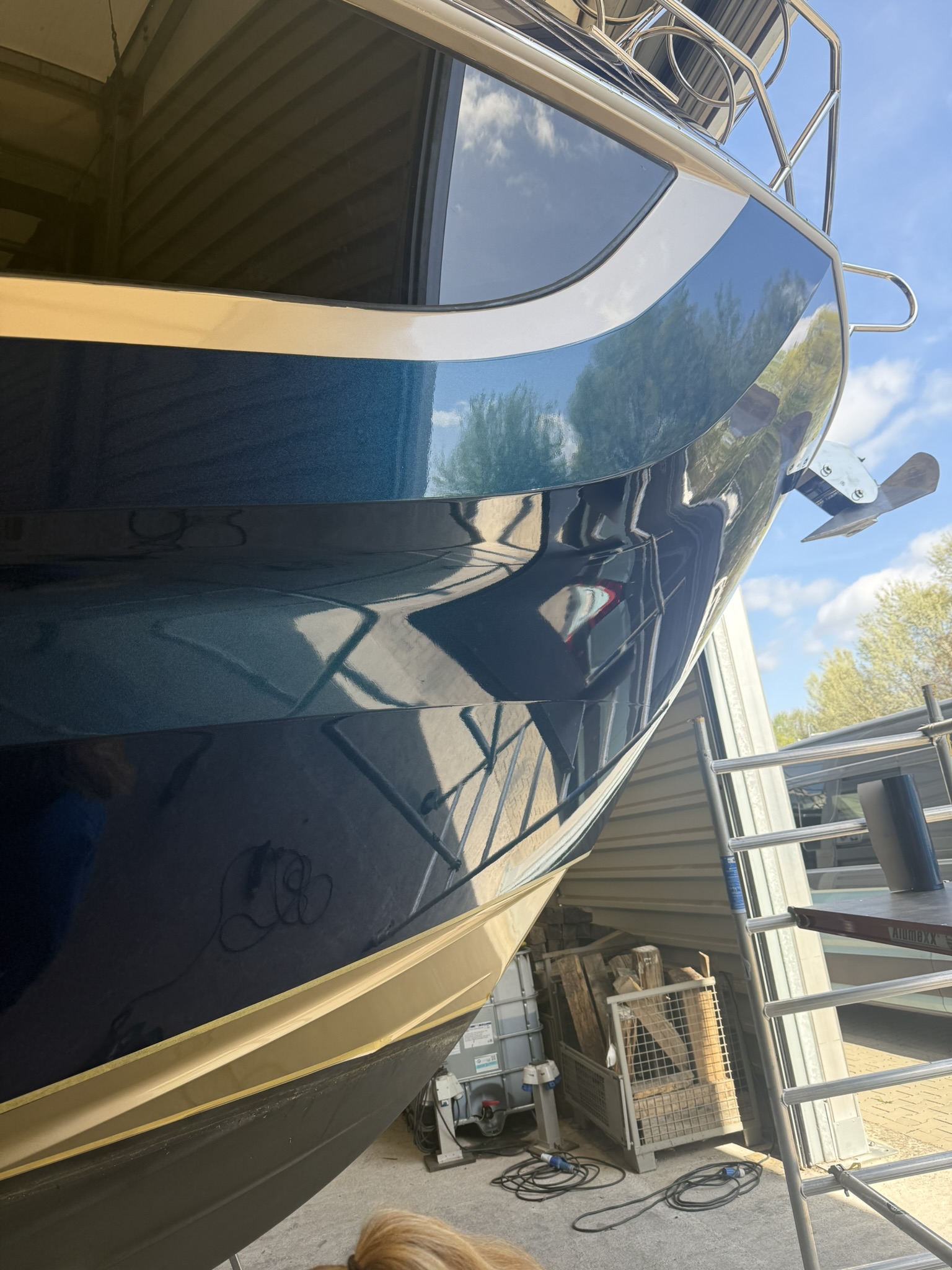 Galeon 450 HTC Yachtfolierung Rumpfdetail Blau Goldlinie – Motorboot Folie Deutschland