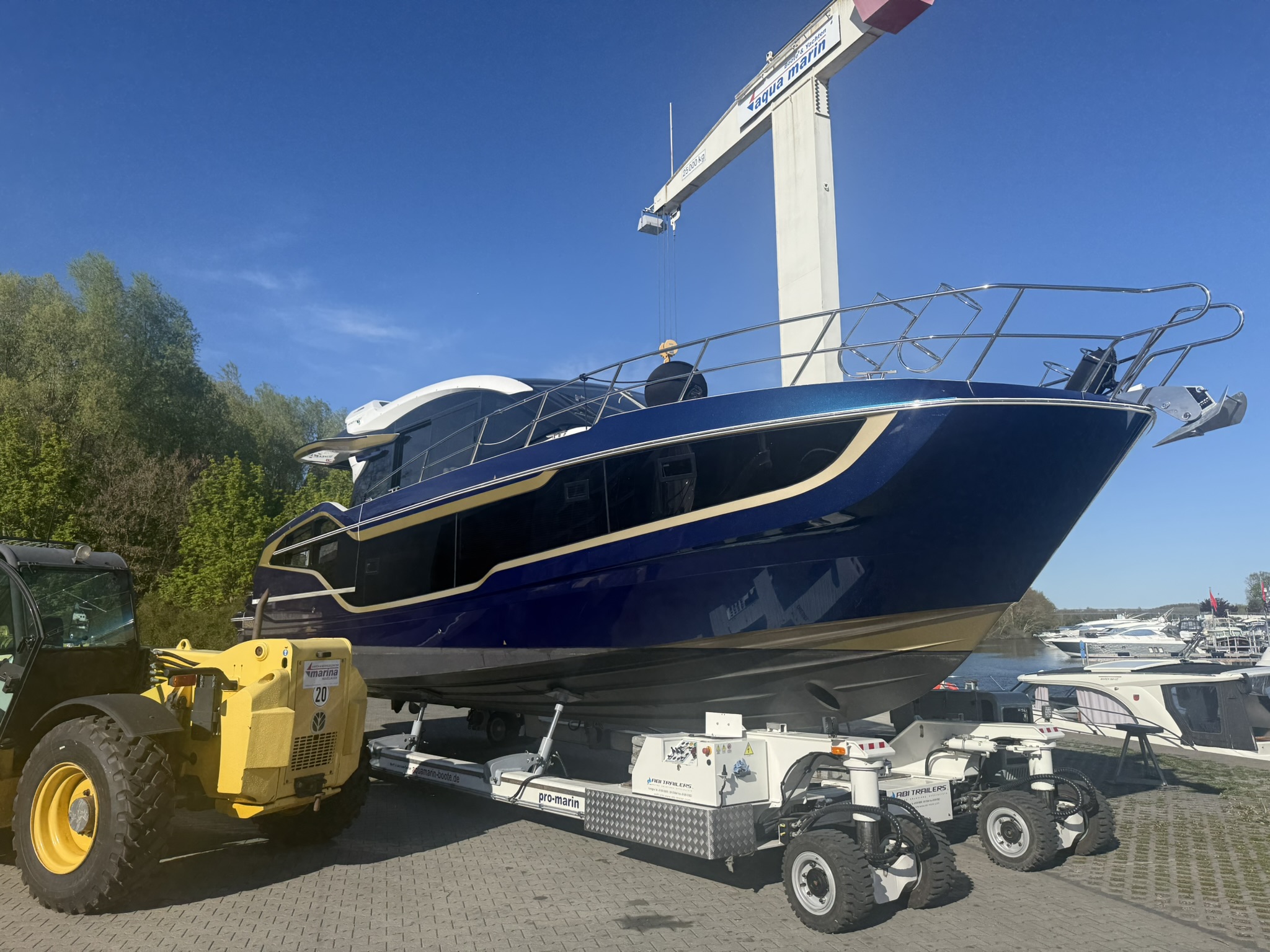 Galeon 450 HTC Yachtfolierung Seitenansicht Goldakzent – Motorboot Vollfolierung Blau Deutschland