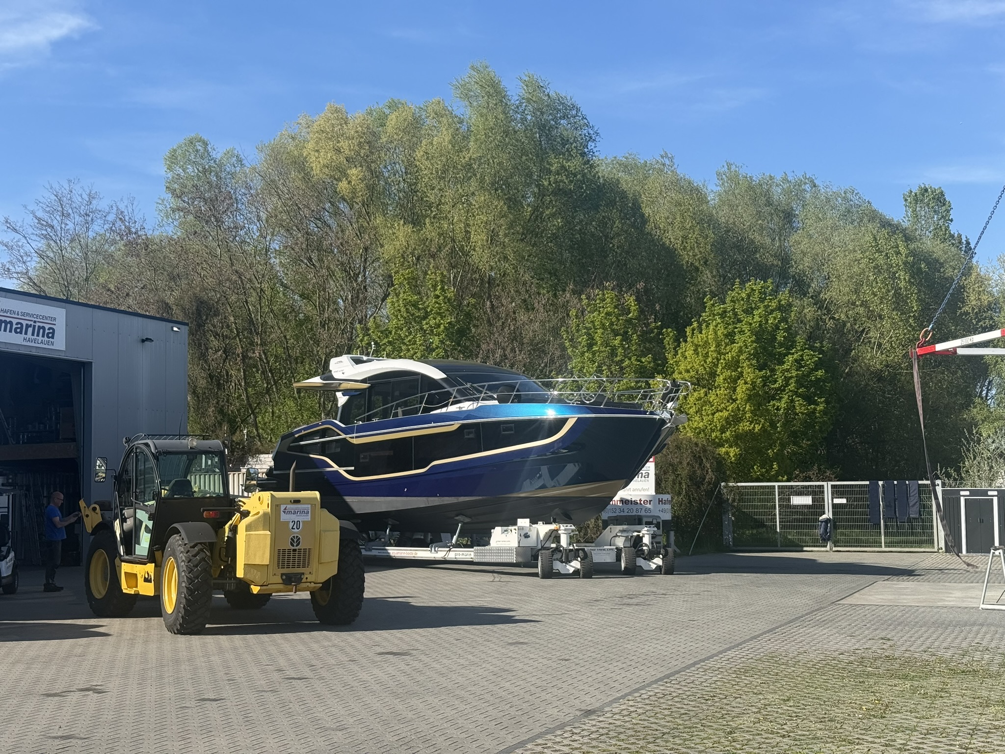 Galeon 450 HTC Yachtfolierung Transport Marina Havelauen – Motorboot Folie Brandenburg