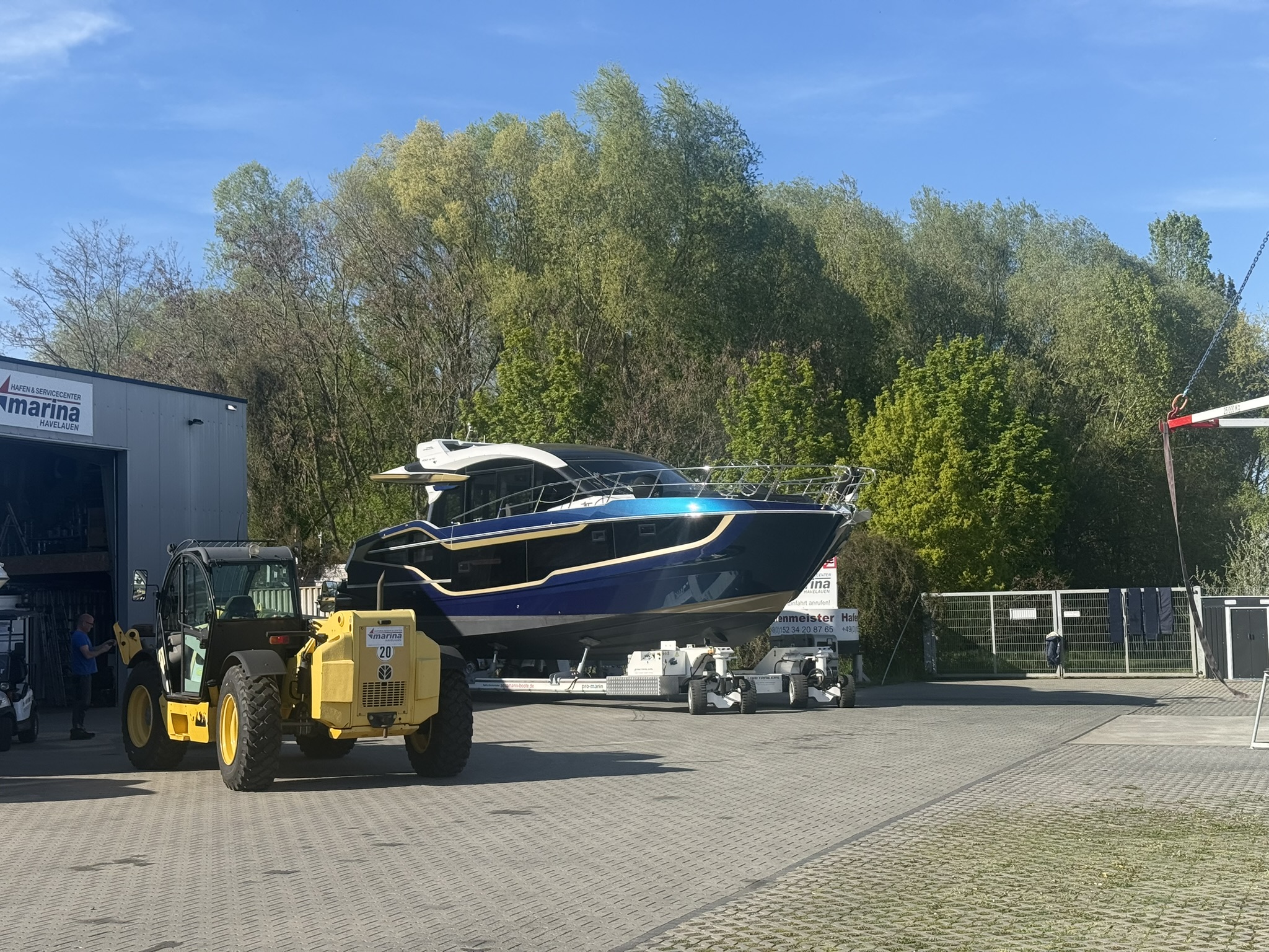 Galeon 450 HTC Yachtfolierung Werkstatt Gerüst – Motorboot Vollfolierung Blau Deutschland