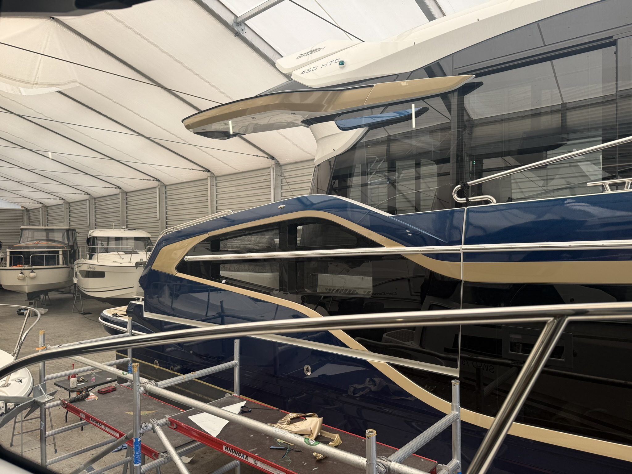 Galeon 450 HTC Yachtfolierung Werkstatt Seitenansicht – Motorboot Vollfolierung Blau Deutschland